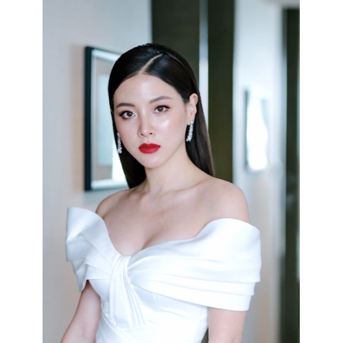 新娘妝容趨勢：自然光澤VS濃艷紅唇